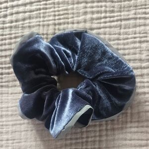Elegant Velvet Hair Scrunchie - Navy Blue